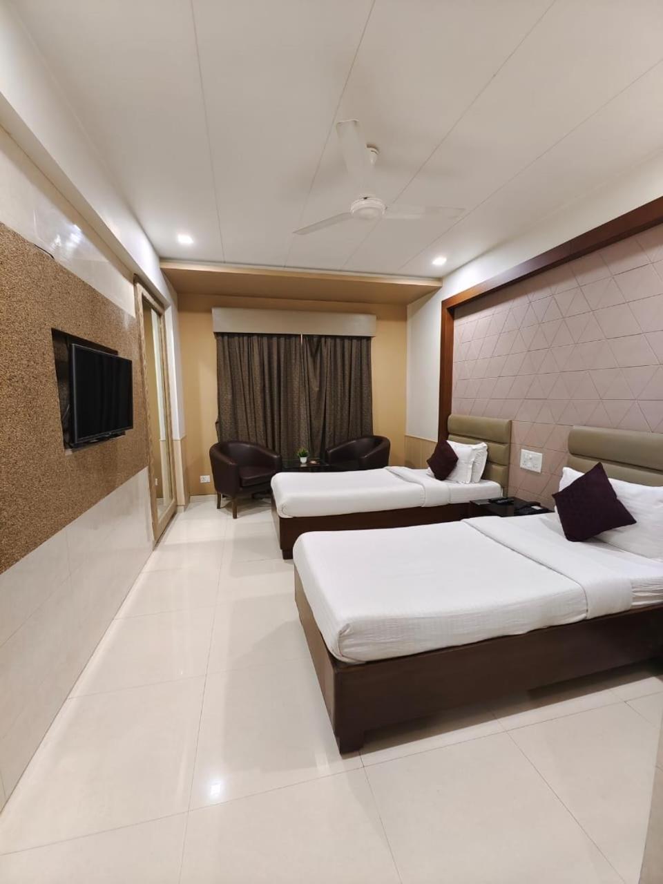 Tgv Hotel Ahmedabad Extérieur photo