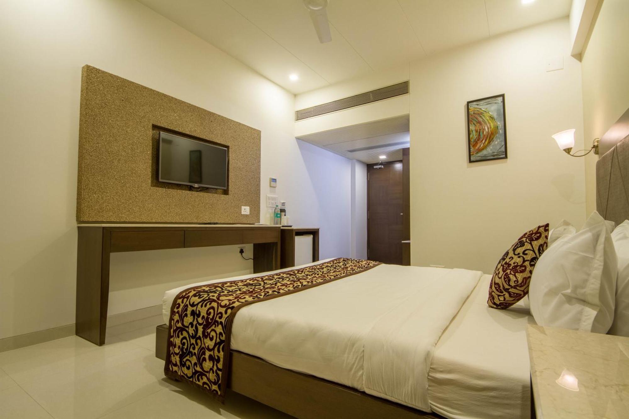 Tgv Hotel Ahmedabad Extérieur photo